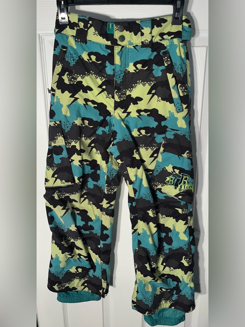 Burton Snowboard Ski Pants Boys Kids Size Small Camouflage Waterproof Skulls